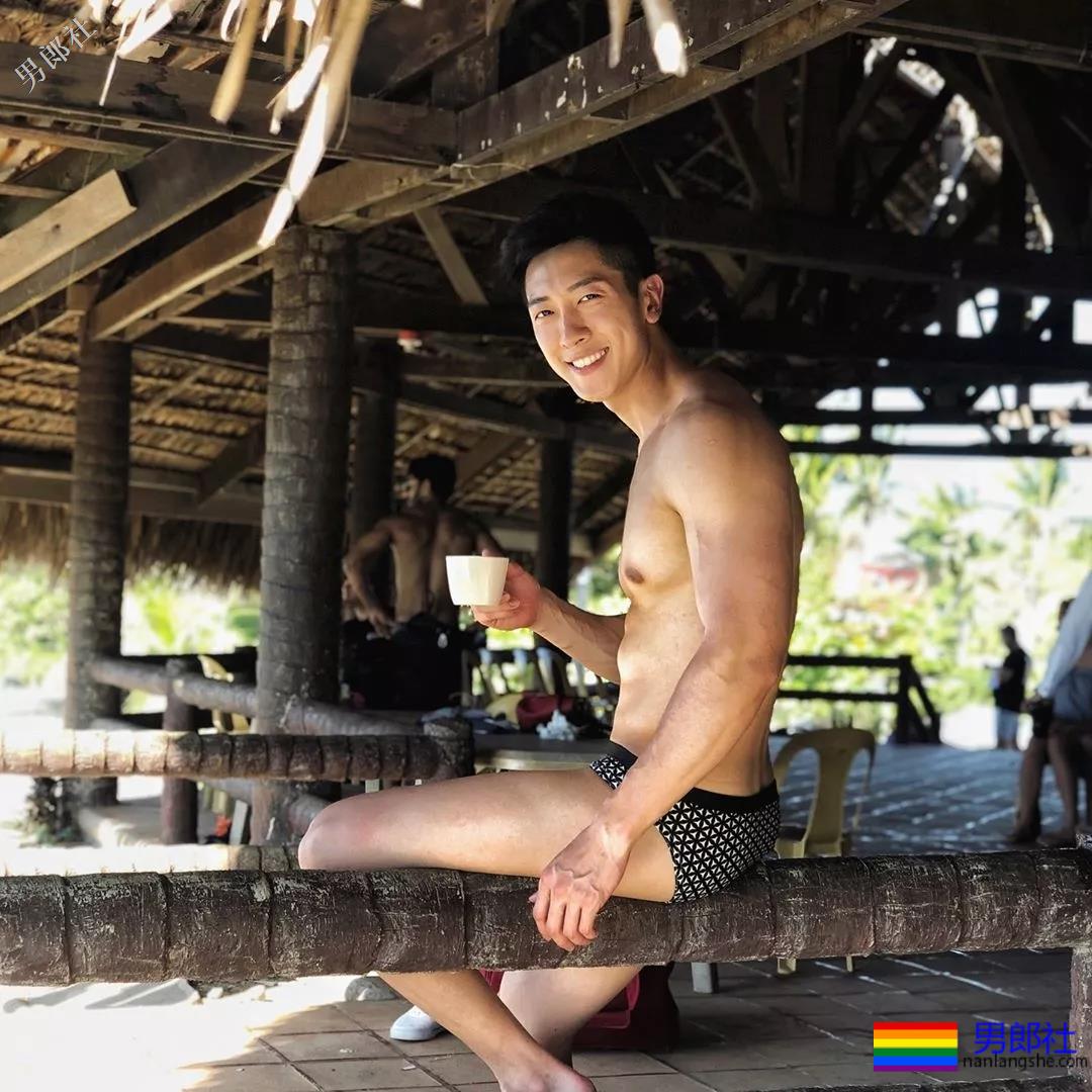 当红综艺肌肉“男宠”，运动型大胸筋肉男模，这身材太Sexy了！ - 51虹马