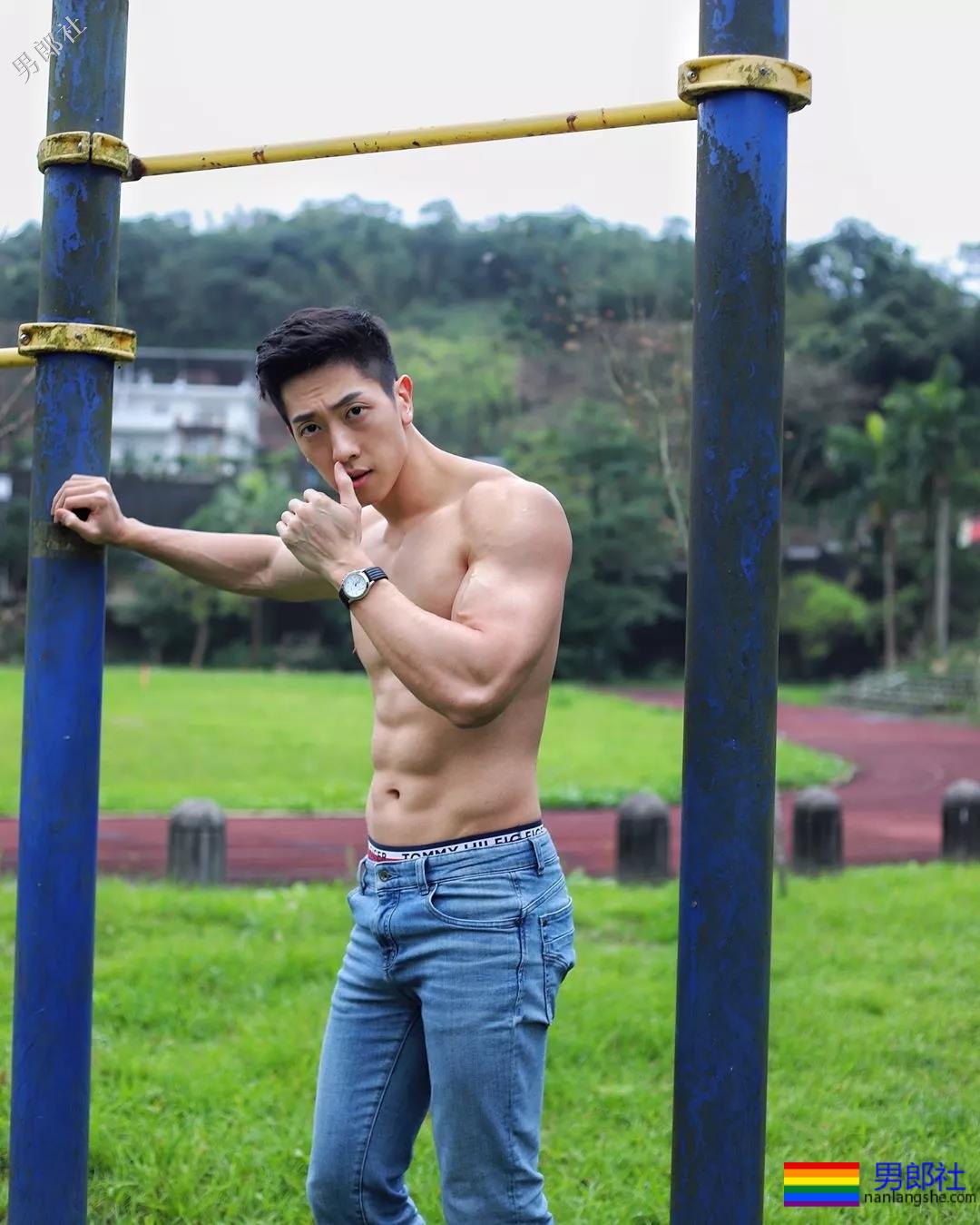 当红综艺肌肉“男宠”，运动型大胸筋肉男模，这身材太Sexy了！ - 51虹马