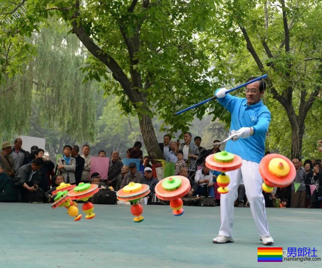 性感男孩在线抖空竹，真想在他腹肌上蹦迪 - 51虹马