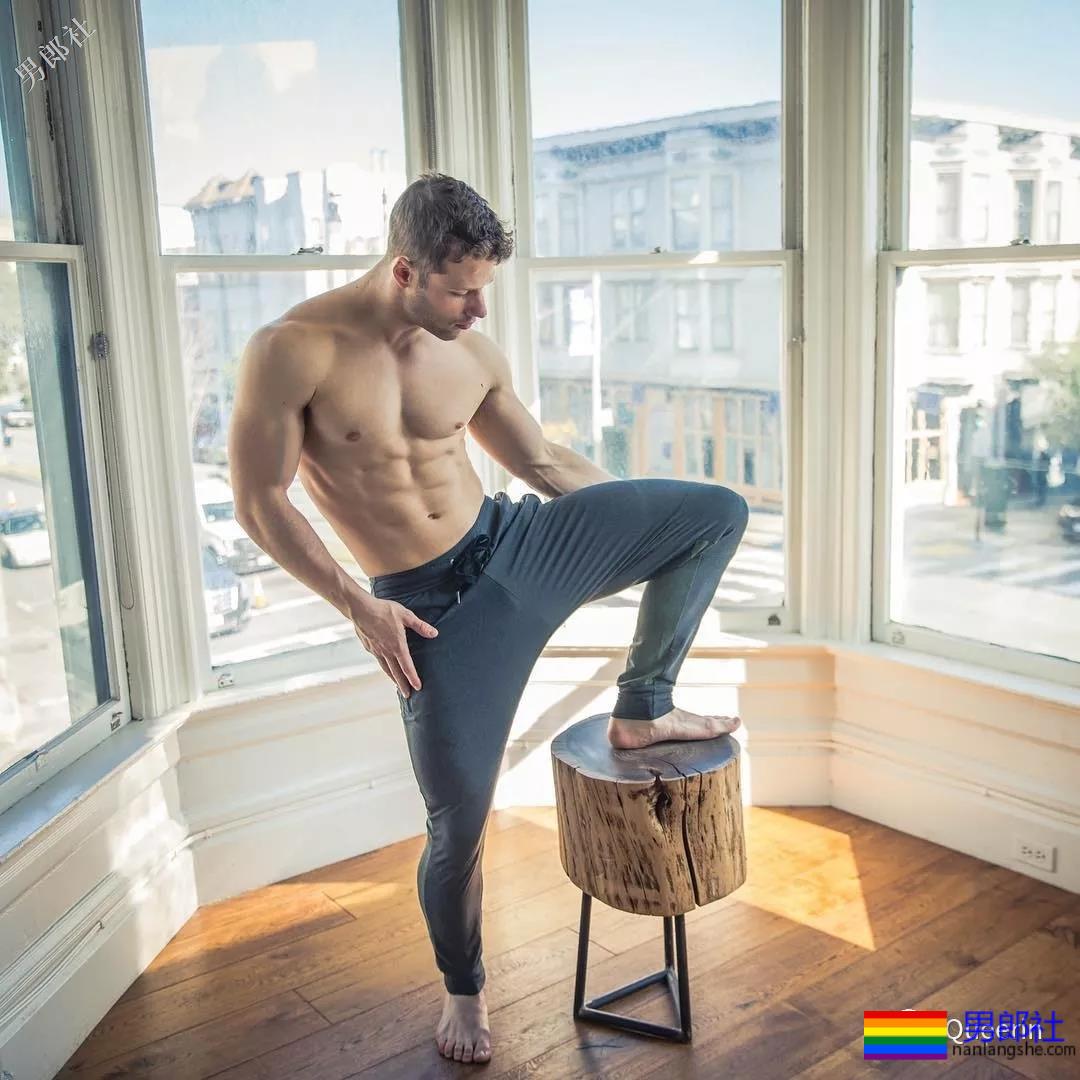 性感男孩在线抖空竹，真想在他腹肌上蹦迪 - 51虹马