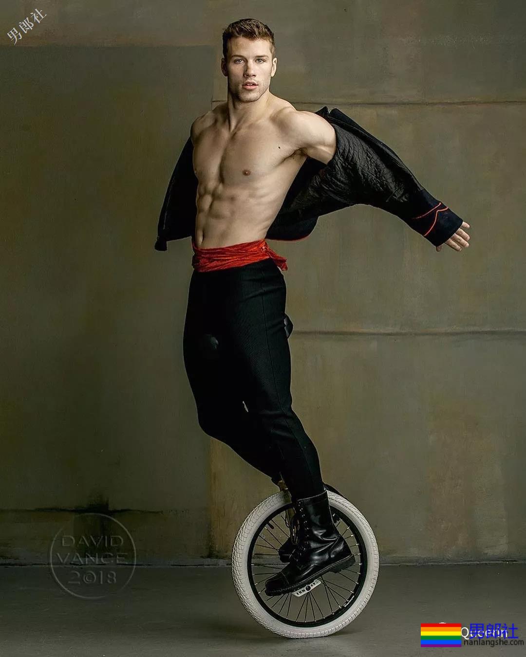 性感男孩在线抖空竹，真想在他腹肌上蹦迪 - 51虹马