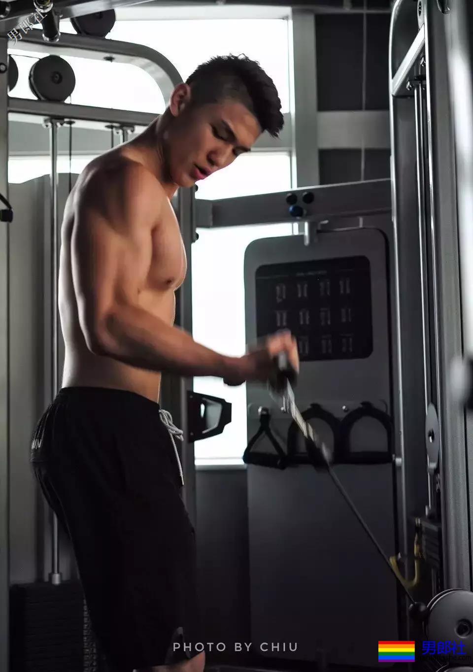 男色摄影师和私教？？！ - 51虹马