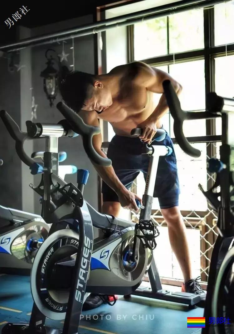 男色摄影师和私教？？！ - 51虹马