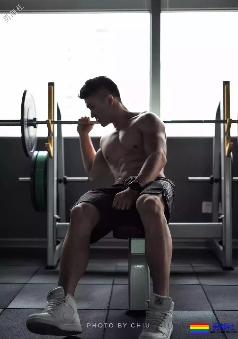 男色摄影师和私教？？！ - 51虹马