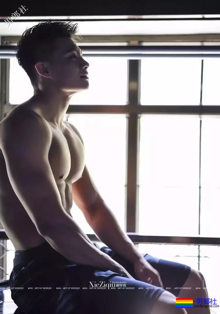 男色摄影师和私教？？！ - 51虹马