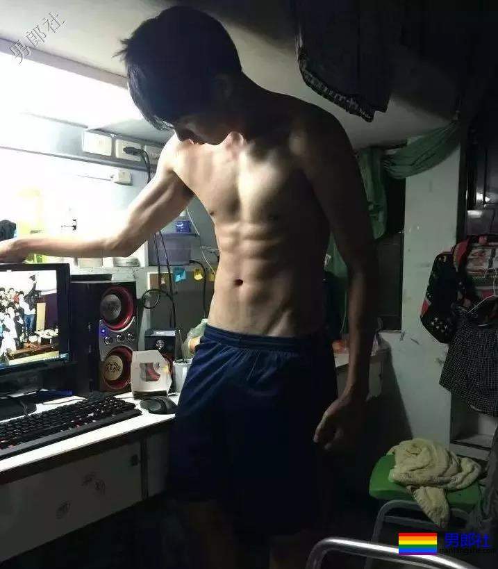 有一个撩得人发狂的肌肉体育生室友是种体验？-51虹马