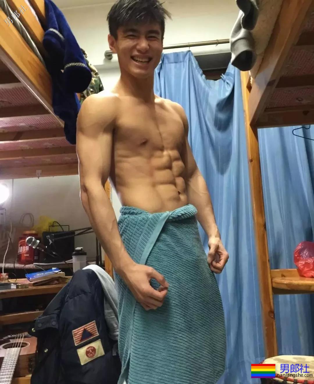 有一个撩得人发狂的肌肉体育生室友是种体验？ - 51虹马