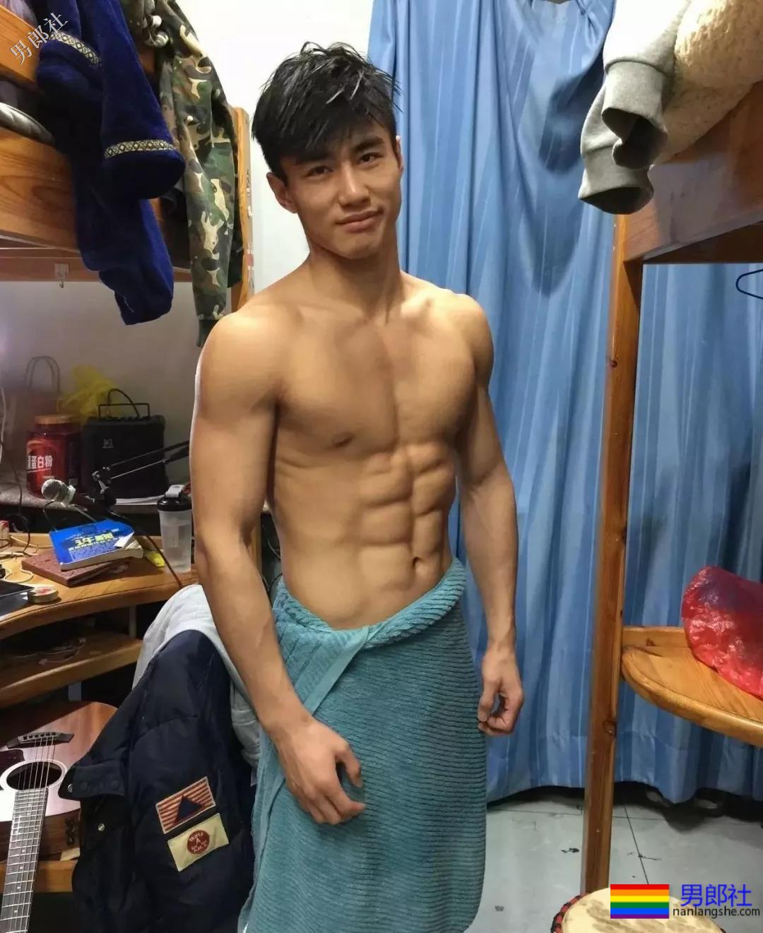 有一个撩得人发狂的肌肉体育生室友是种体验？ - 51虹马