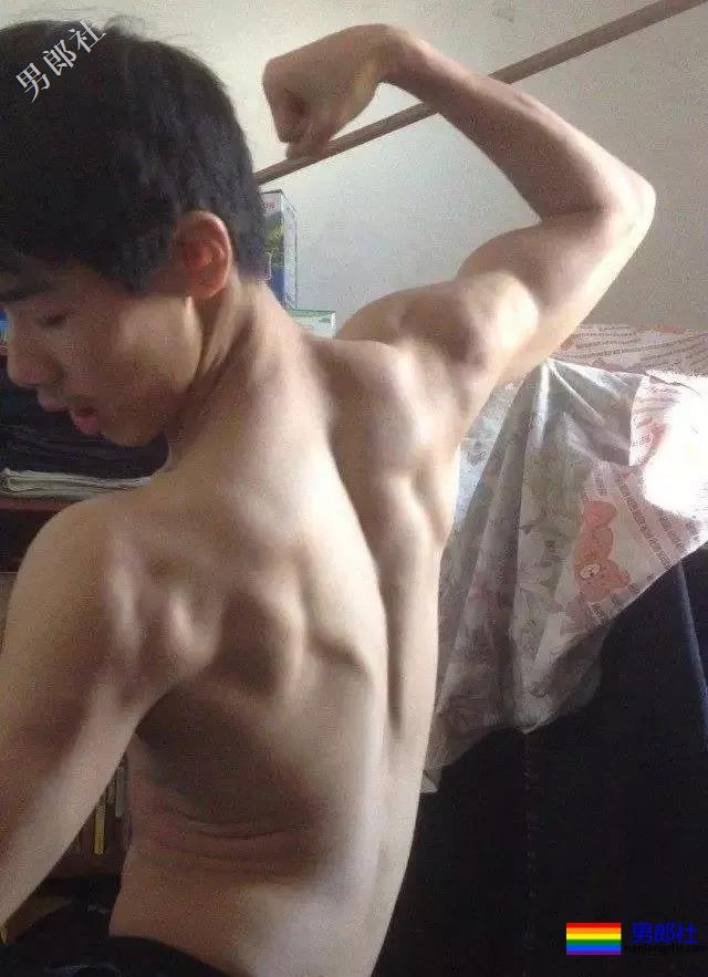 有一个撩得人发狂的肌肉体育生室友是种体验？ - 51虹马