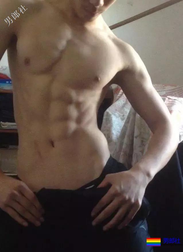 有一个撩得人发狂的肌肉体育生室友是种体验？ - 51虹马