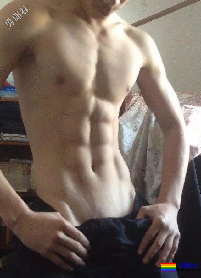 有一个撩得人发狂的肌肉体育生室友是种体验？ - 51虹马