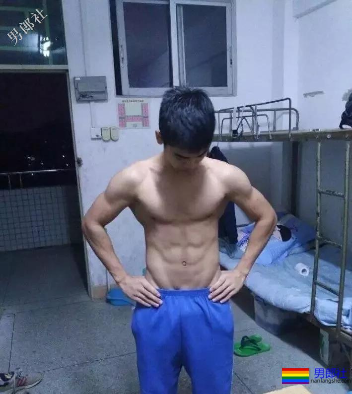 有一个撩得人发狂的肌肉体育生室友是种体验？ - 51虹马