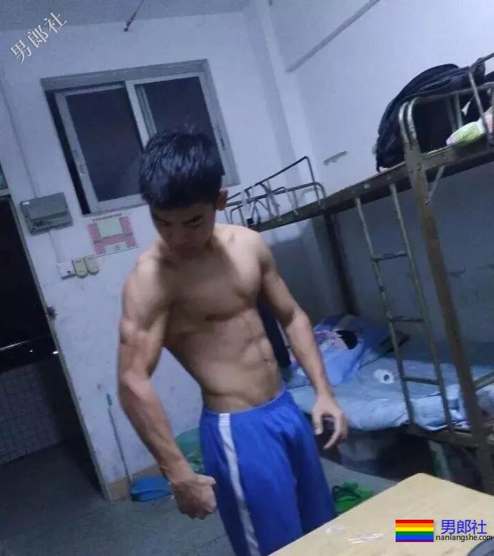 有一个撩得人发狂的肌肉体育生室友是种体验？ - 51虹马