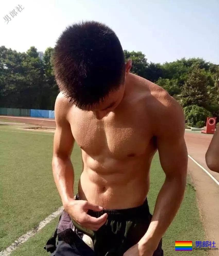 有一个撩得人发狂的肌肉体育生室友是种体验？ - 51虹马