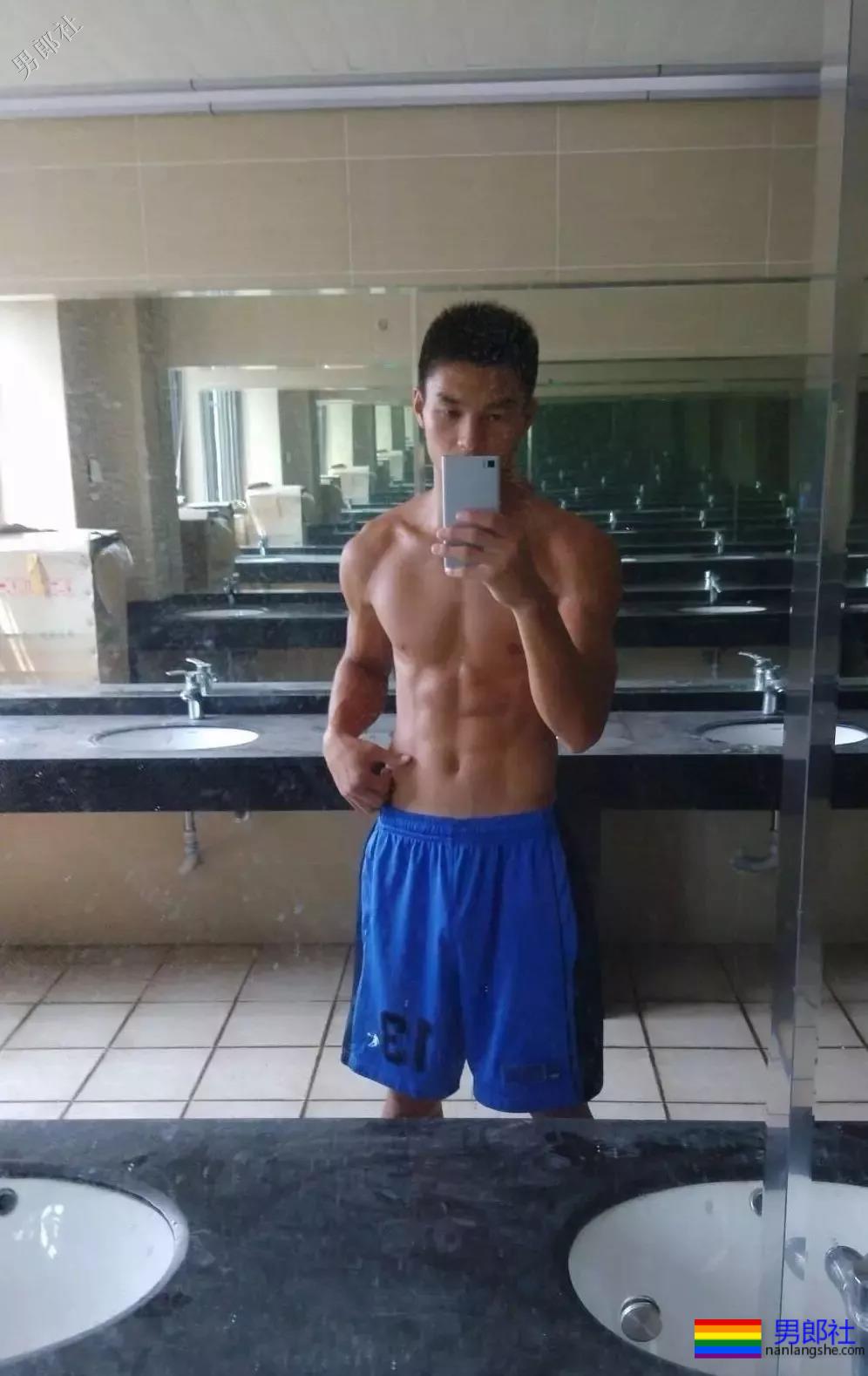 有一个撩得人发狂的肌肉体育生室友是种体验？ - 51虹马