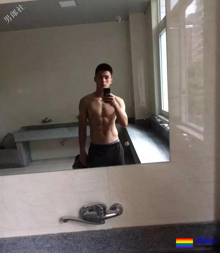 有一个撩得人发狂的肌肉体育生室友是种体验？ - 51虹马