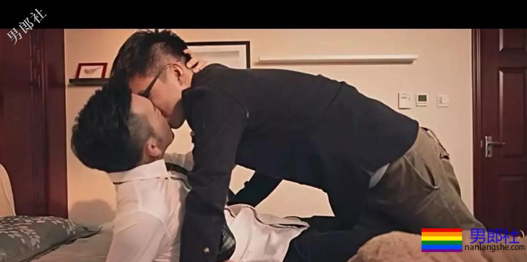 有一个撩得人发狂的肌肉体育生室友是种体验？ - 51虹马