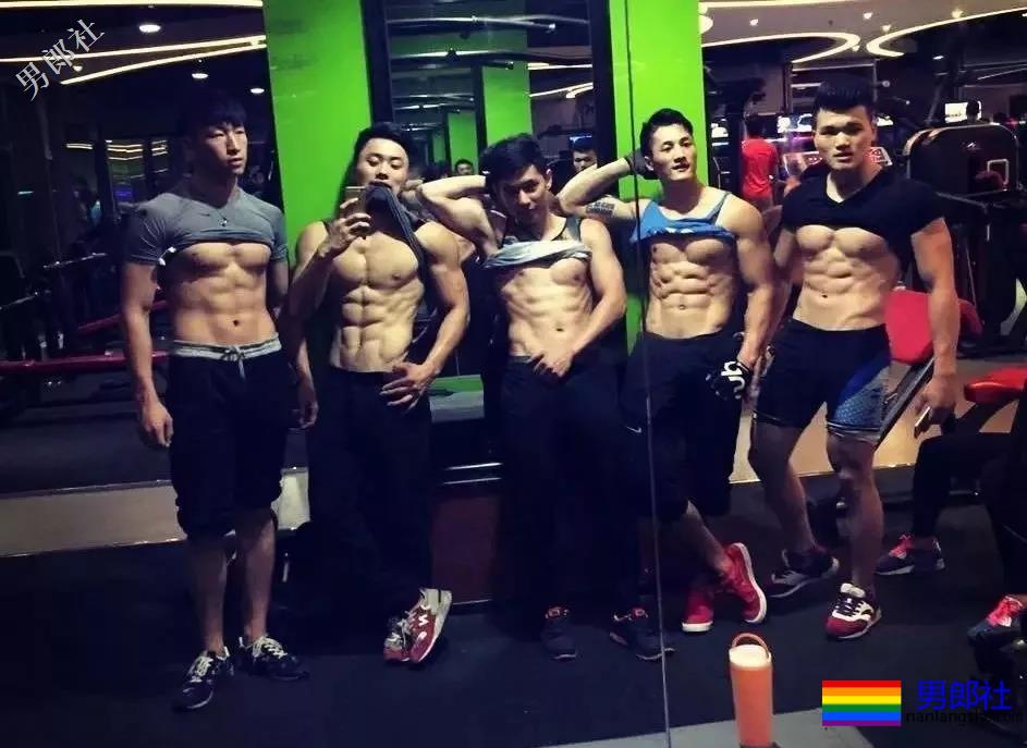 有一个撩得人发狂的肌肉体育生室友是种体验？ - 51虹马