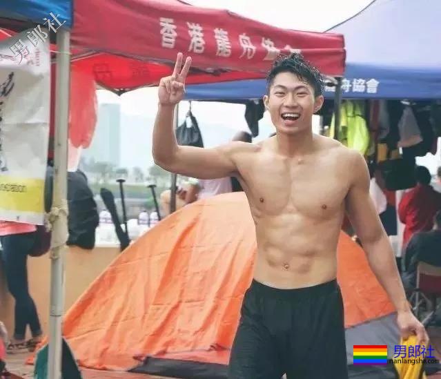 有一个撩得人发狂的肌肉体育生室友是种体验？ - 51虹马