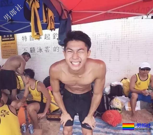 有一个撩得人发狂的肌肉体育生室友是种体验？ - 51虹马