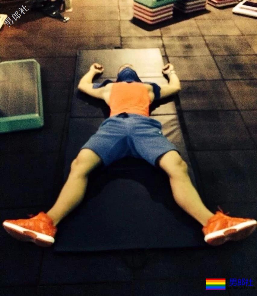 健身房更衣室害羞的肌肉帅哥换衣服啦！ - 51虹马