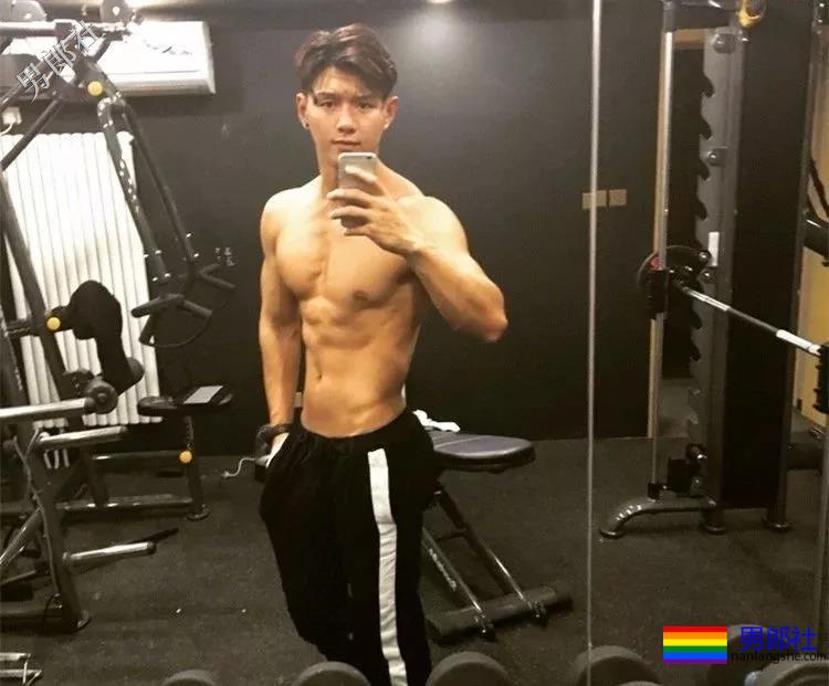 健身房更衣室害羞的肌肉帅哥换衣服啦！ - 51虹马
