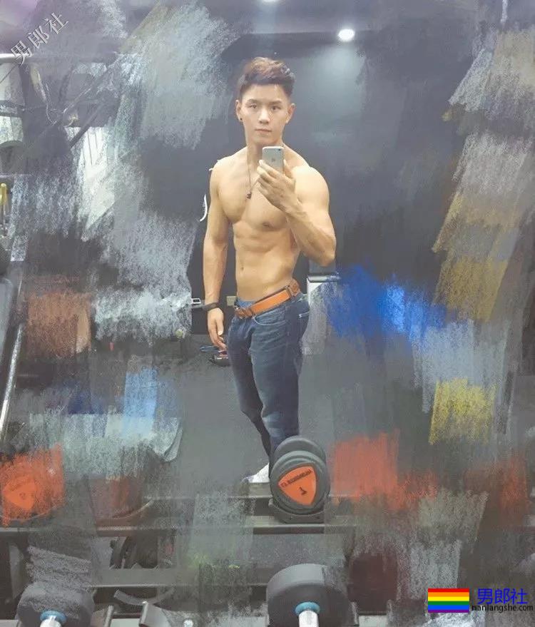 健身房更衣室害羞的肌肉帅哥换衣服啦！ - 51虹马