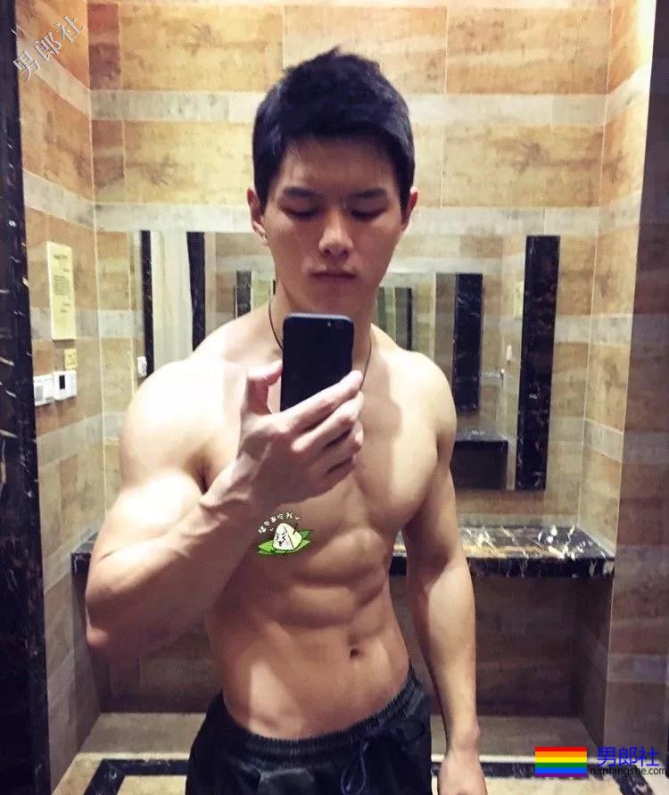 健身房更衣室害羞的肌肉帅哥换衣服啦！ - 51虹马