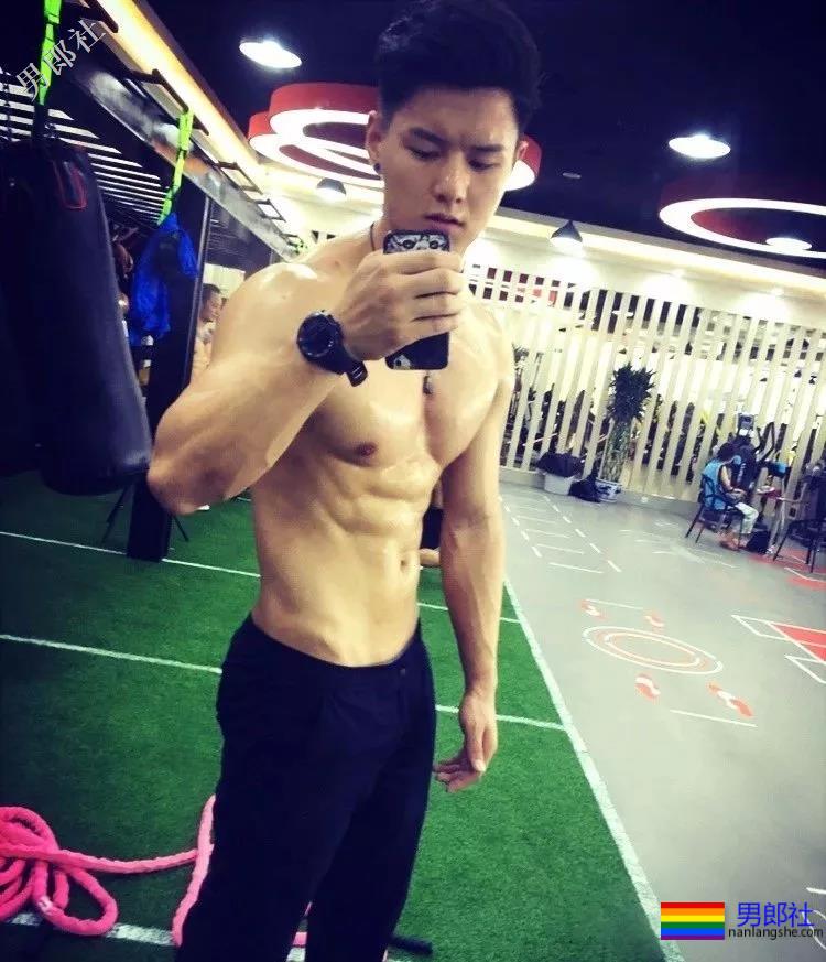 健身房更衣室害羞的肌肉帅哥换衣服啦！ - 51虹马