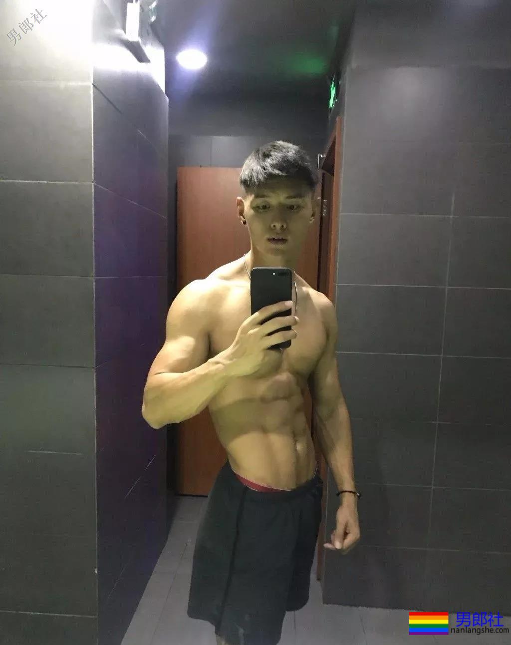 健身房更衣室害羞的肌肉帅哥换衣服啦！ - 51虹马
