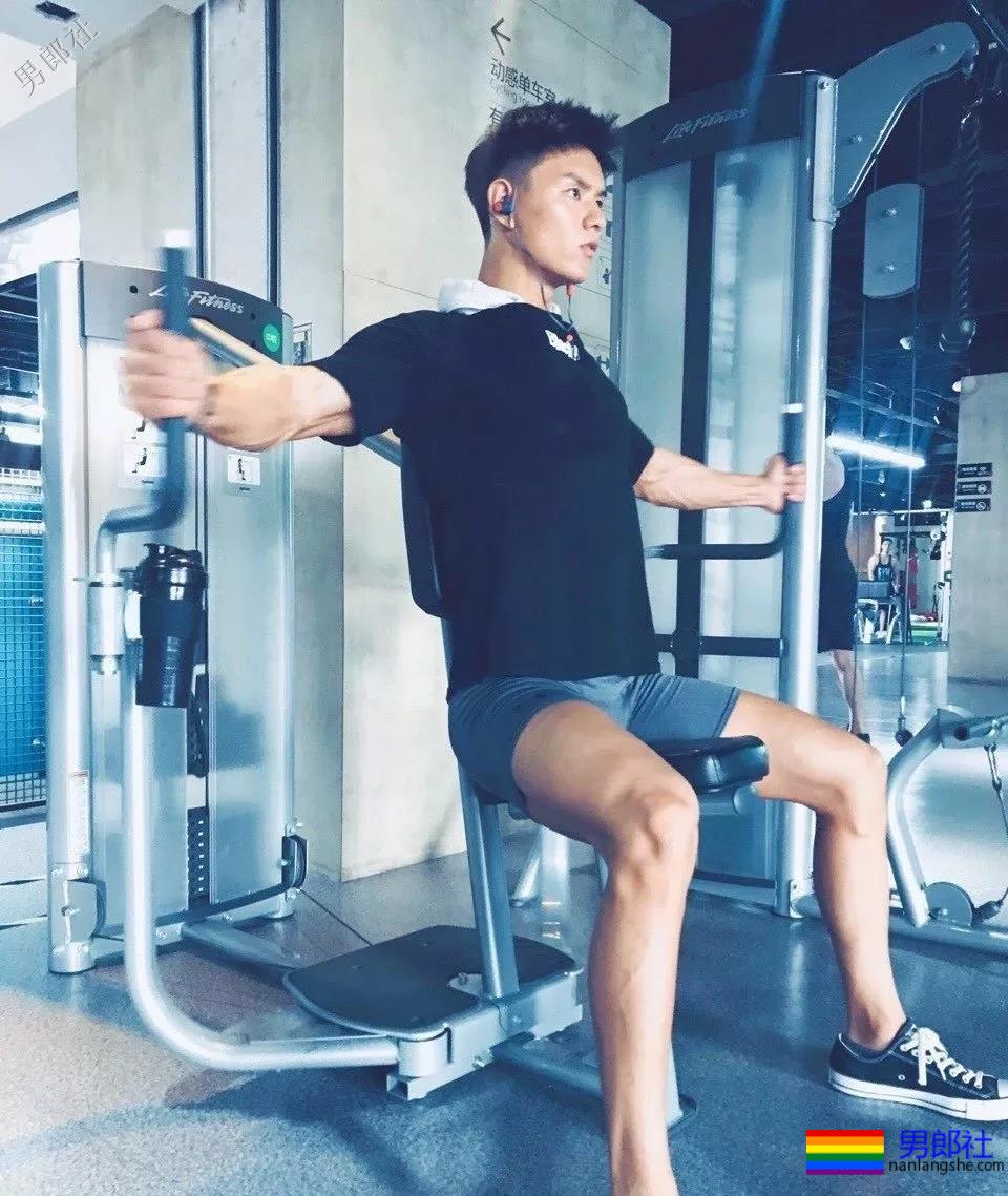 健身房更衣室害羞的肌肉帅哥换衣服啦！ - 51虹马