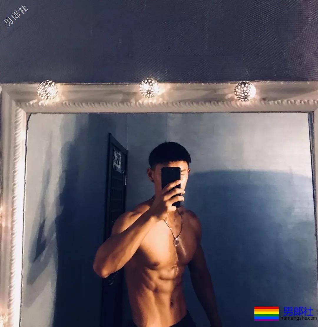 健身房更衣室害羞的肌肉帅哥换衣服啦！ - 51虹马