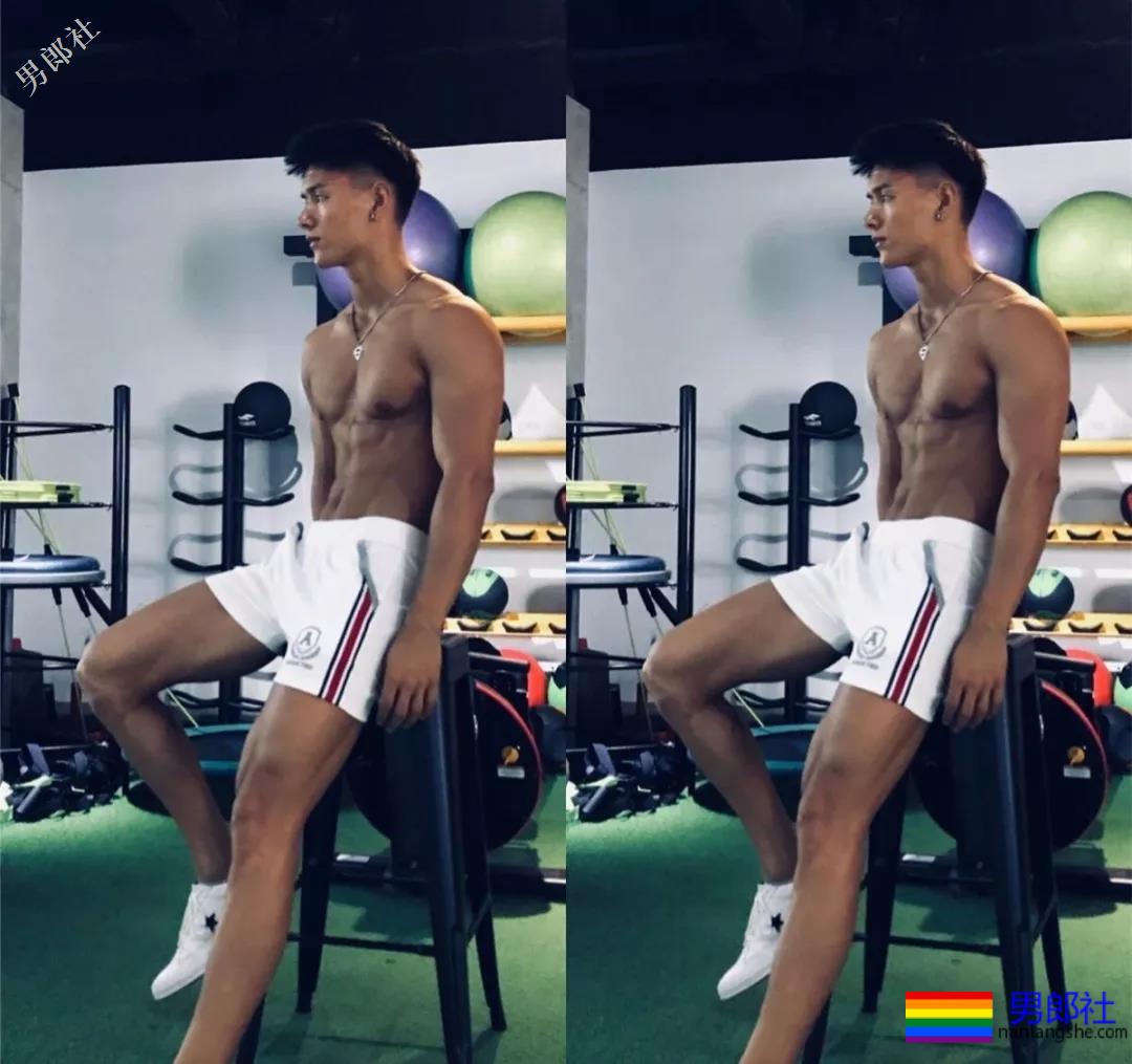 健身房更衣室害羞的肌肉帅哥换衣服啦！ - 51虹马