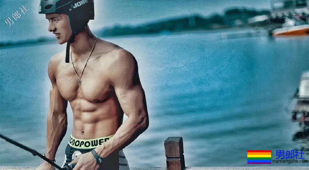 健身房更衣室害羞的肌肉帅哥换衣服啦！ - 51虹马