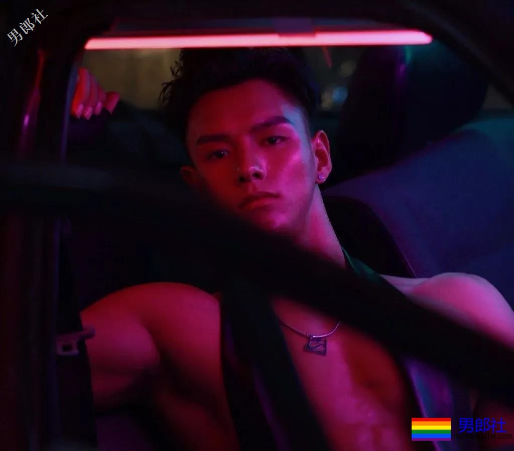 健身房更衣室害羞的肌肉帅哥换衣服啦！ - 51虹马