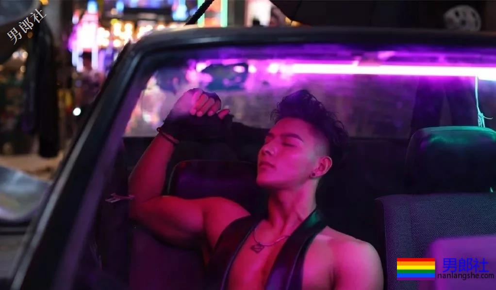 健身房更衣室害羞的肌肉帅哥换衣服啦！ - 51虹马