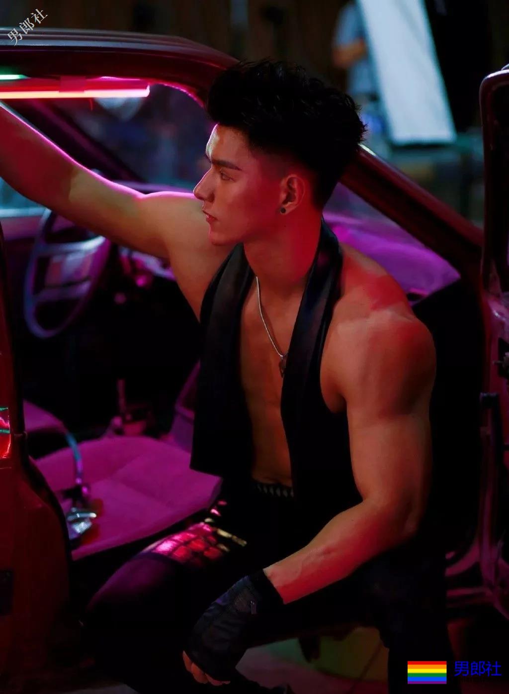 健身房更衣室害羞的肌肉帅哥换衣服啦！ - 51虹马