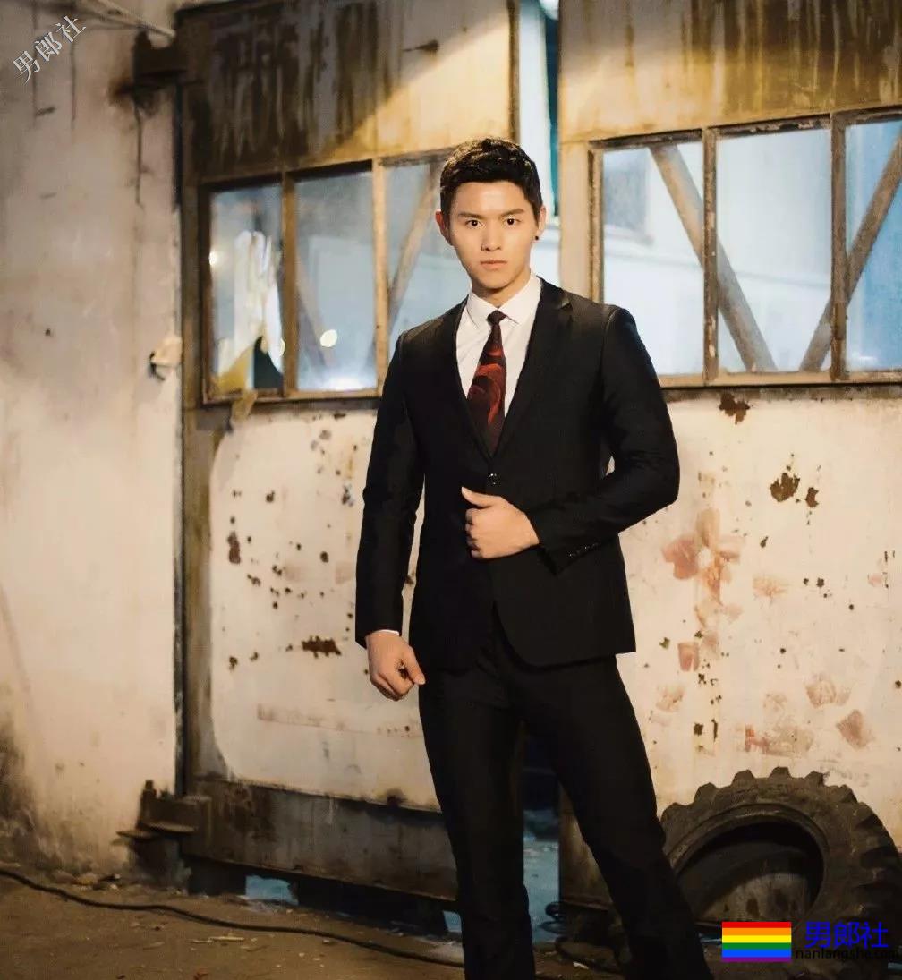 健身房更衣室害羞的肌肉帅哥换衣服啦！ - 51虹马