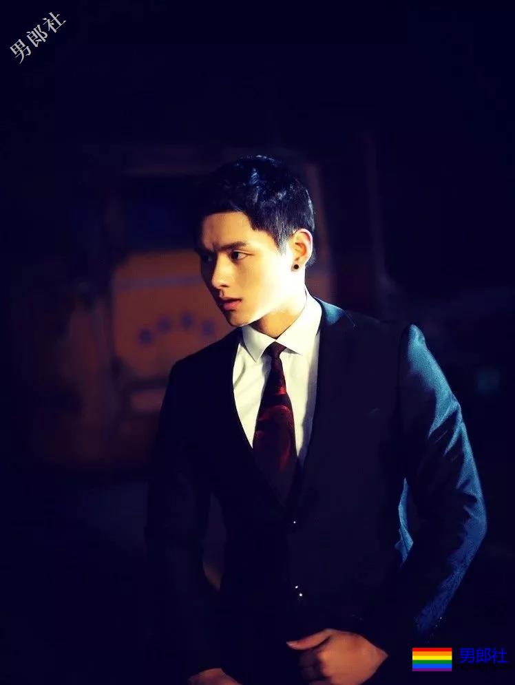 健身房更衣室害羞的肌肉帅哥换衣服啦！ - 51虹马