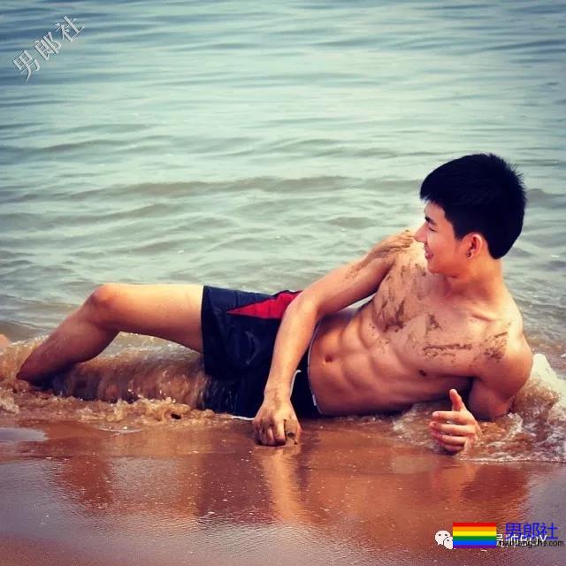 三年前的六块腹肌清纯小哥当男模后变这样了！-51虹马