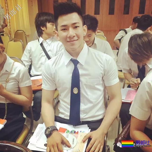 三年前的六块腹肌清纯小哥当男模后变这样了！ - 51虹马