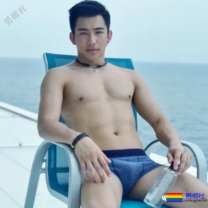 三年前的六块腹肌清纯小哥当男模后变这样了！ - 51虹马