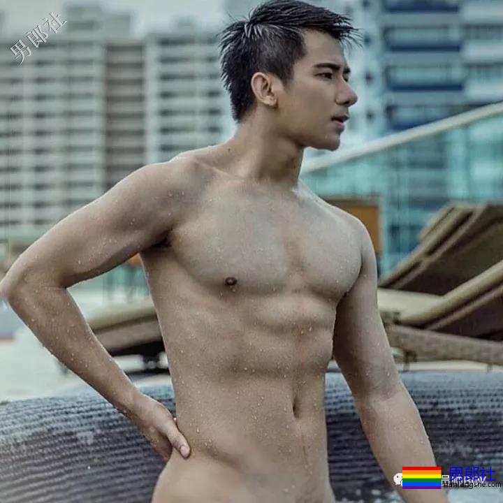 三年前的六块腹肌清纯小哥当男模后变这样了！ - 51虹马