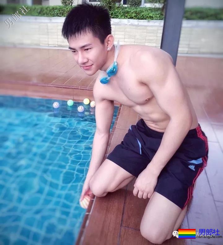 三年前的六块腹肌清纯小哥当男模后变这样了！ - 51虹马