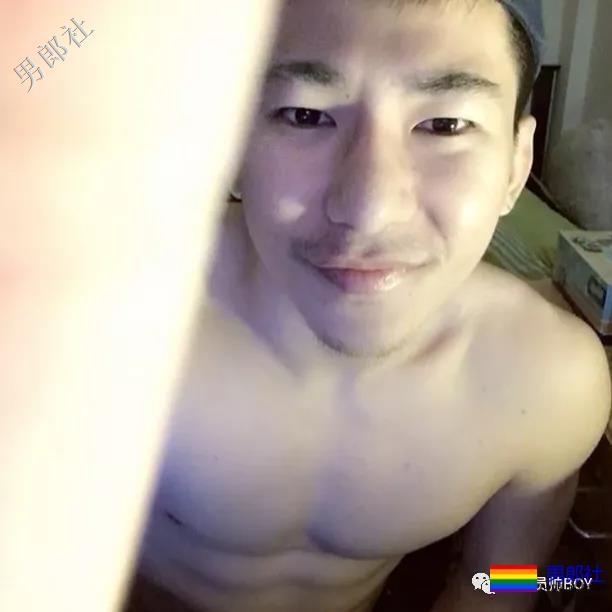 三年前的六块腹肌清纯小哥当男模后变这样了！ - 51虹马