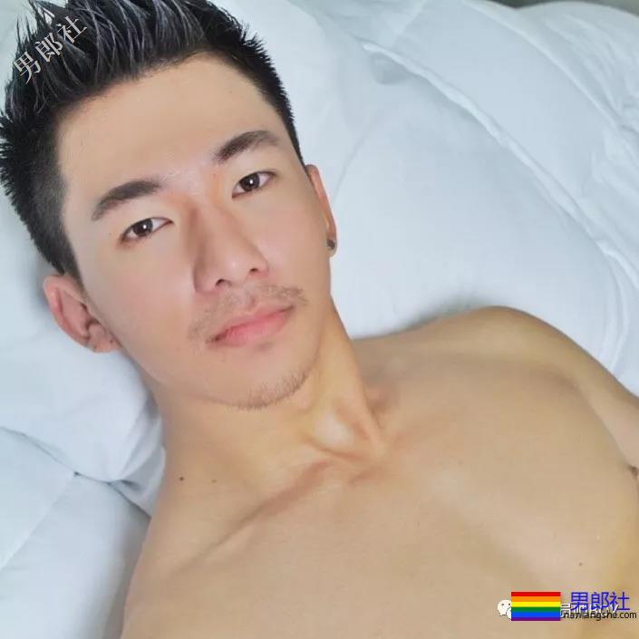 三年前的六块腹肌清纯小哥当男模后变这样了！ - 51虹马