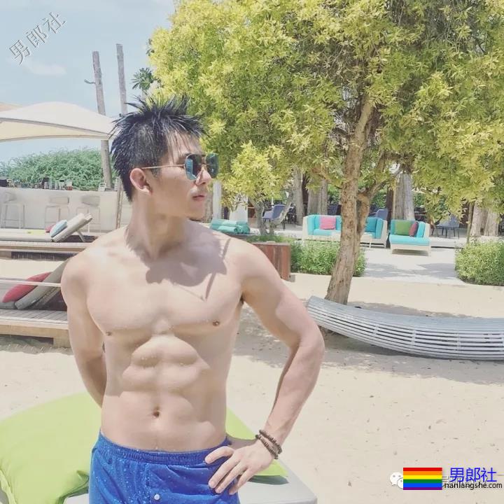 三年前的六块腹肌清纯小哥当男模后变这样了！ - 51虹马