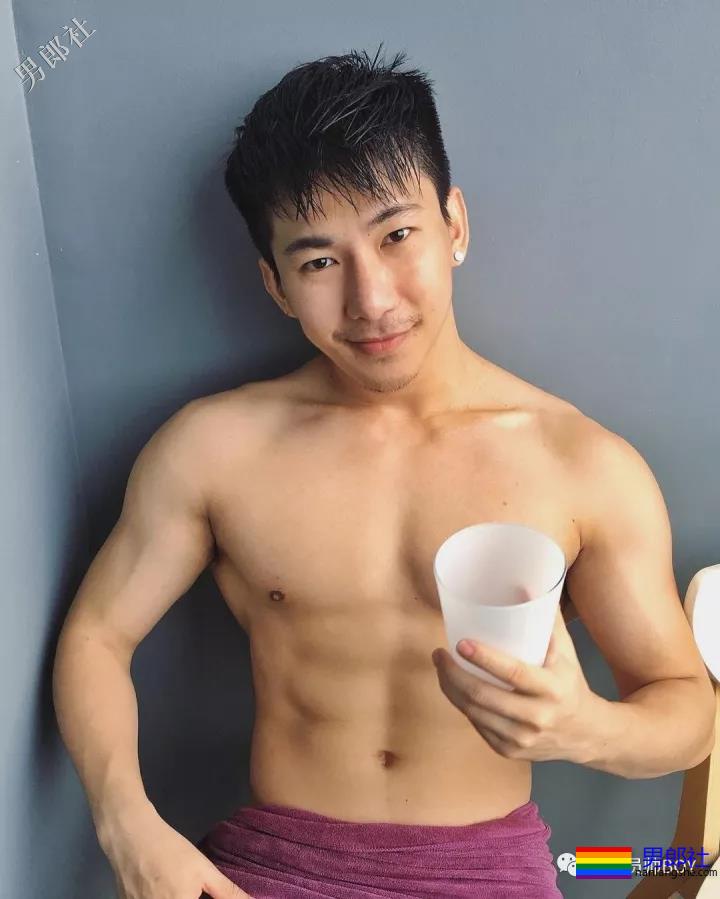 三年前的六块腹肌清纯小哥当男模后变这样了！ - 51虹马