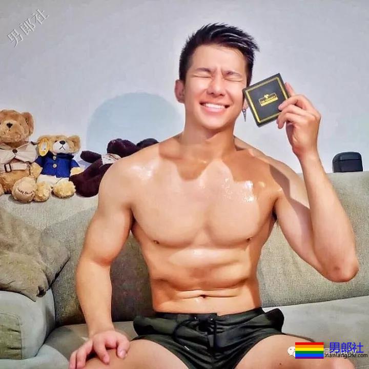 三年前的六块腹肌清纯小哥当男模后变这样了！ - 51虹马