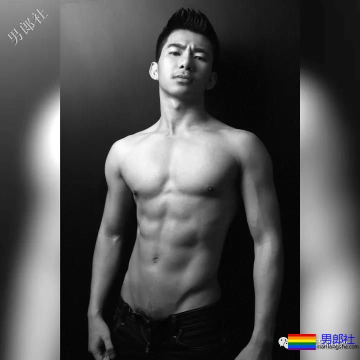 三年前的六块腹肌清纯小哥当男模后变这样了！ - 51虹马